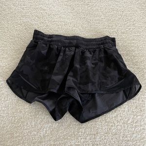 Lululemon Hotty Hot 2.5” Shorts Black (Camo) Size 8
